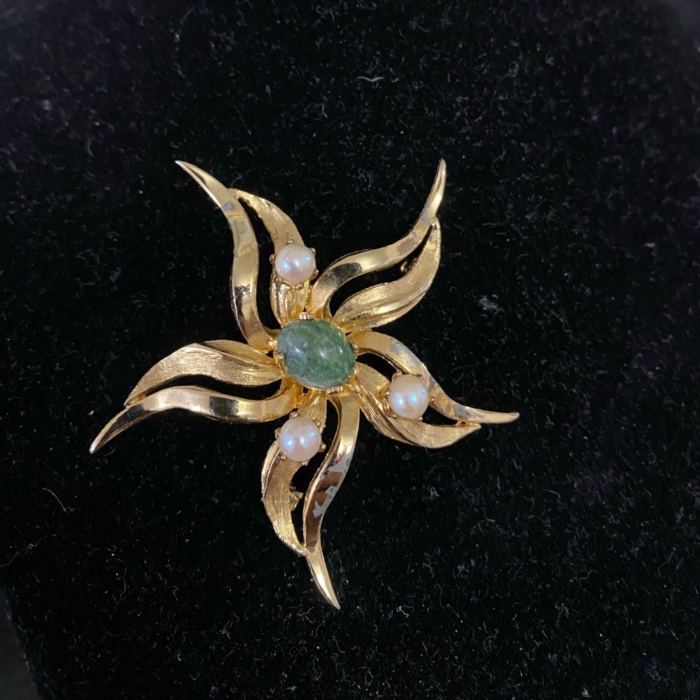 Vintage Gold-Tone Floral Star Brooch with Green Center